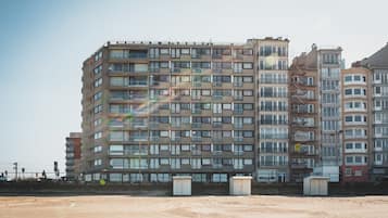 Beach nearby, white sand, 2 beach bars