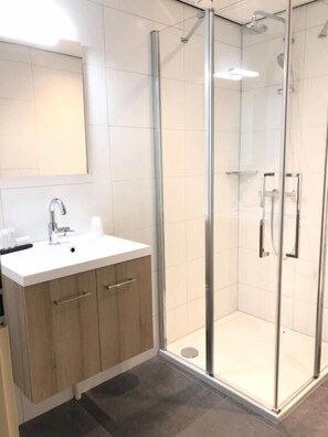 Đồ dùng nhà tắm miễn phí, máy sấy tóc, khăn tắm