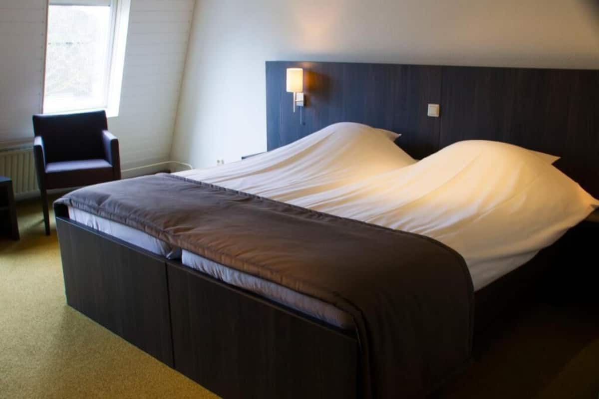 premium bedding, in-room safe, desk, laptop workspace