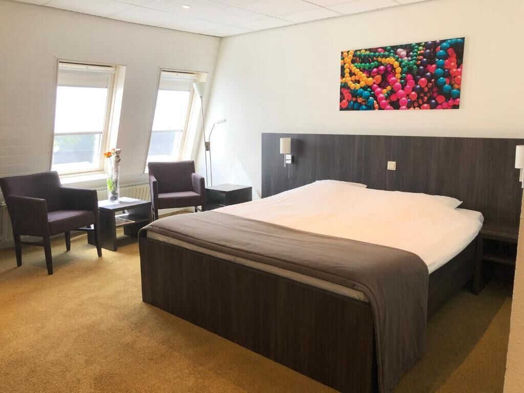 premium bedding, in-room safe, desk, laptop workspace