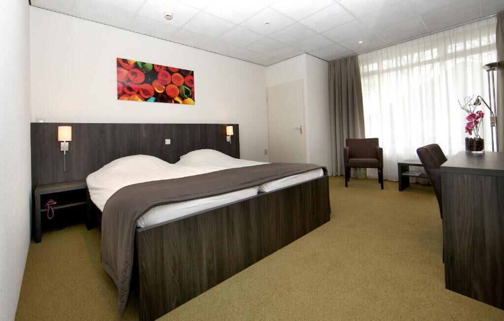 premium bedding, in-room safe, desk, laptop workspace