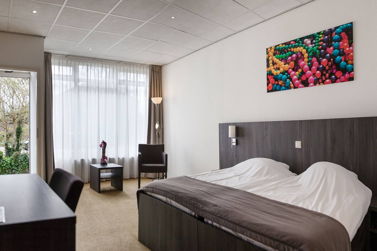 standard double room | premium bedding, in-room safe, desk, laptop workspace