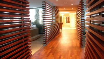 雙人療程室、美體療程、熱石按摩、產前按摩、敷體療程、身體去角質