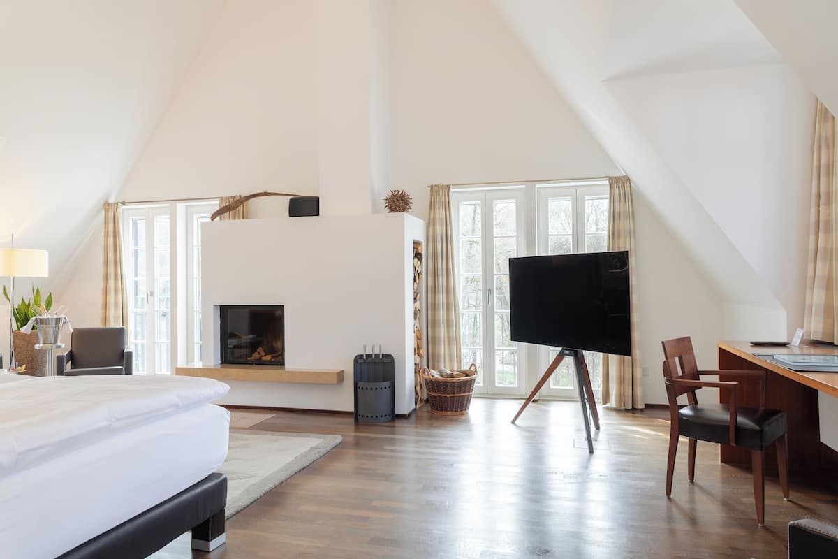 Deluxe Double Room | 1 bedroom, hypo-allergenic bedding, minibar, in-room safe