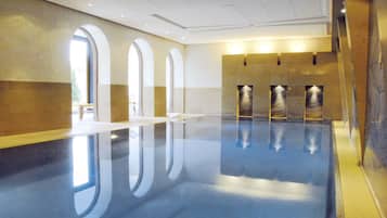Inomhuspool och solstolar