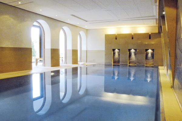 Indoor pool, sun loungers