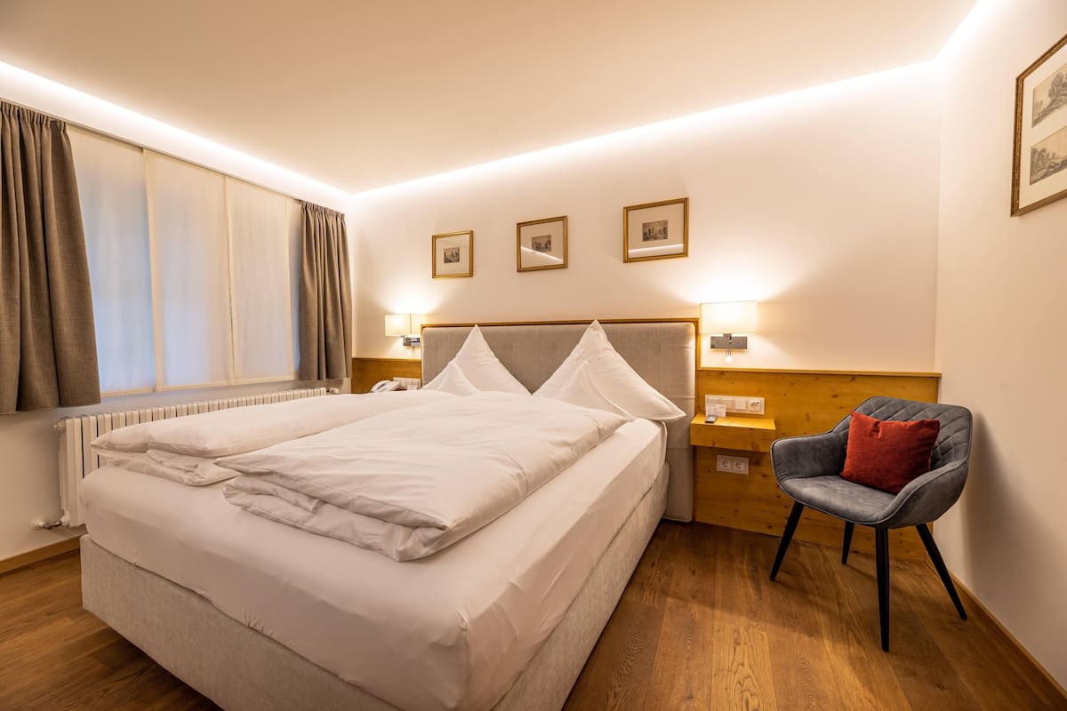 Economy Double Room | 1 bedroom, hypo-allergenic bedding, minibar, in-room safe