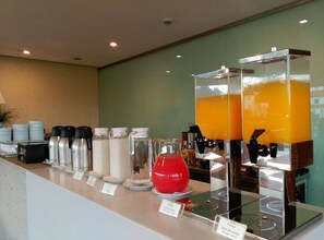 Tägliches Frühstücksbuffet (9 EUR pro Person)