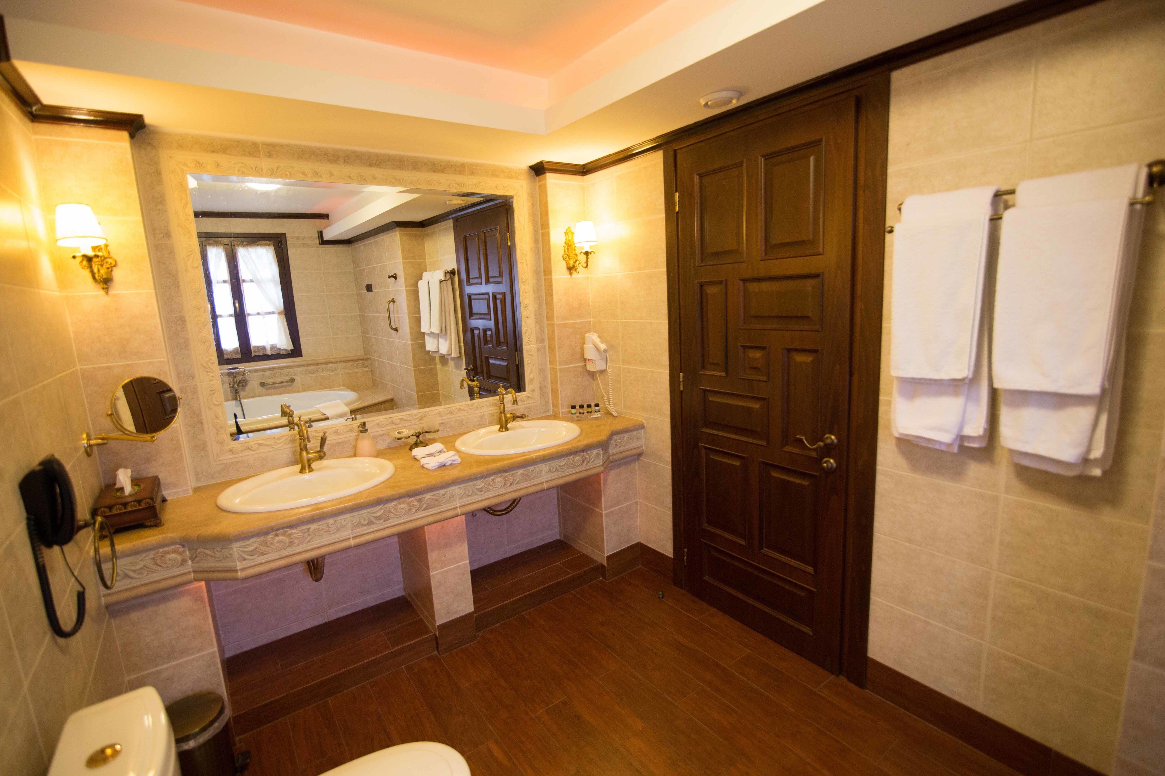 grand studio suite | bathroom | hydromassage showerhead, free toiletries, hair dryer, towels