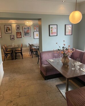 Petit déjeuner buffet servi les week-ends (175 SEK par personne)