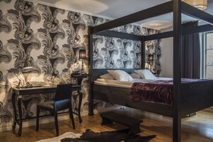 Tabla de planchar con plancha, wifi gratis y ropa de cama 