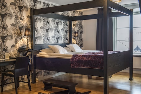 Tabla de planchar con plancha, wifi gratis y ropa de cama