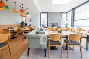 Se sirven desayunos y cocina local, restaurante con mesas al aire libre 