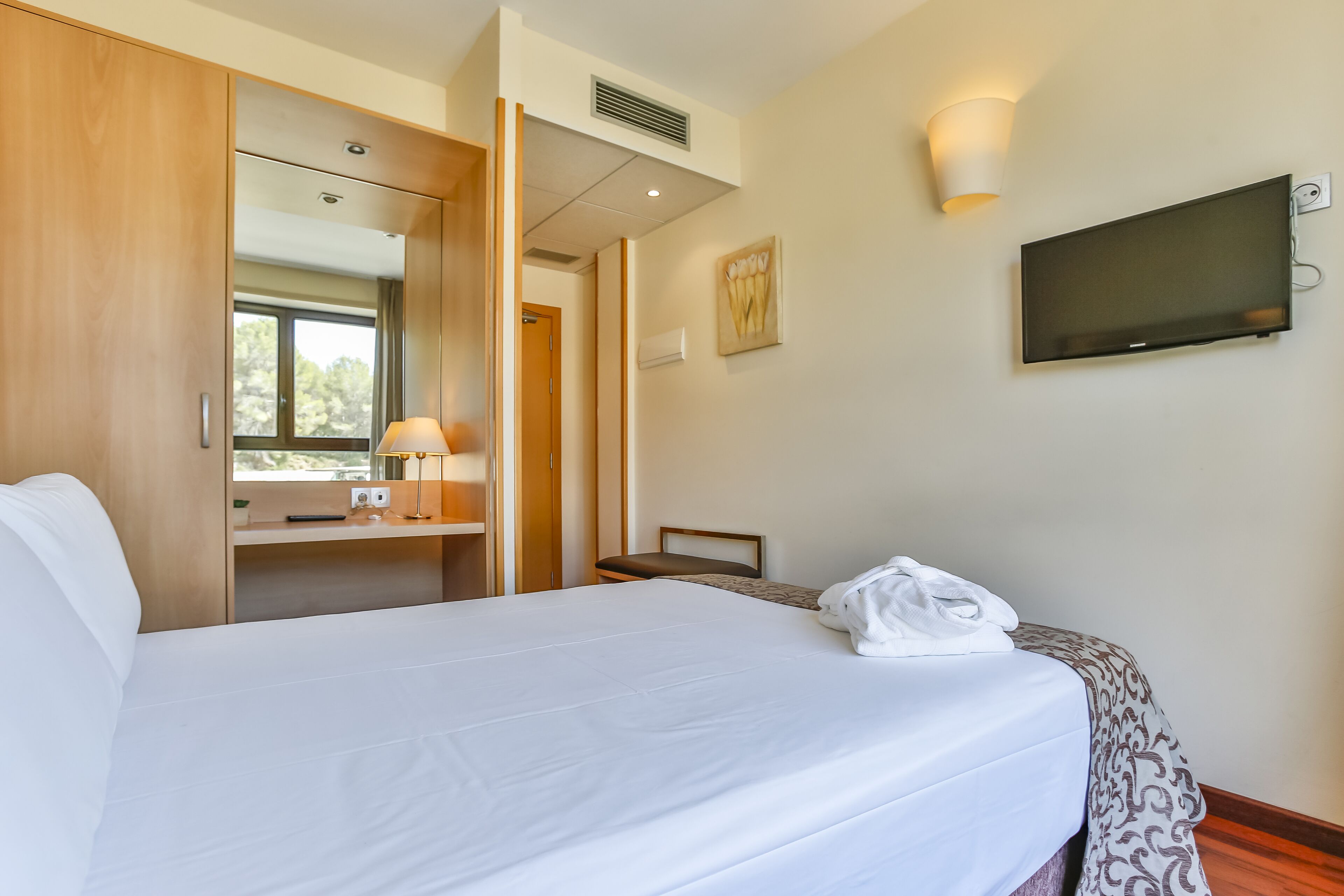 economy single room, 1 double bed | premium bedding, free minibar, in-room safe, desk