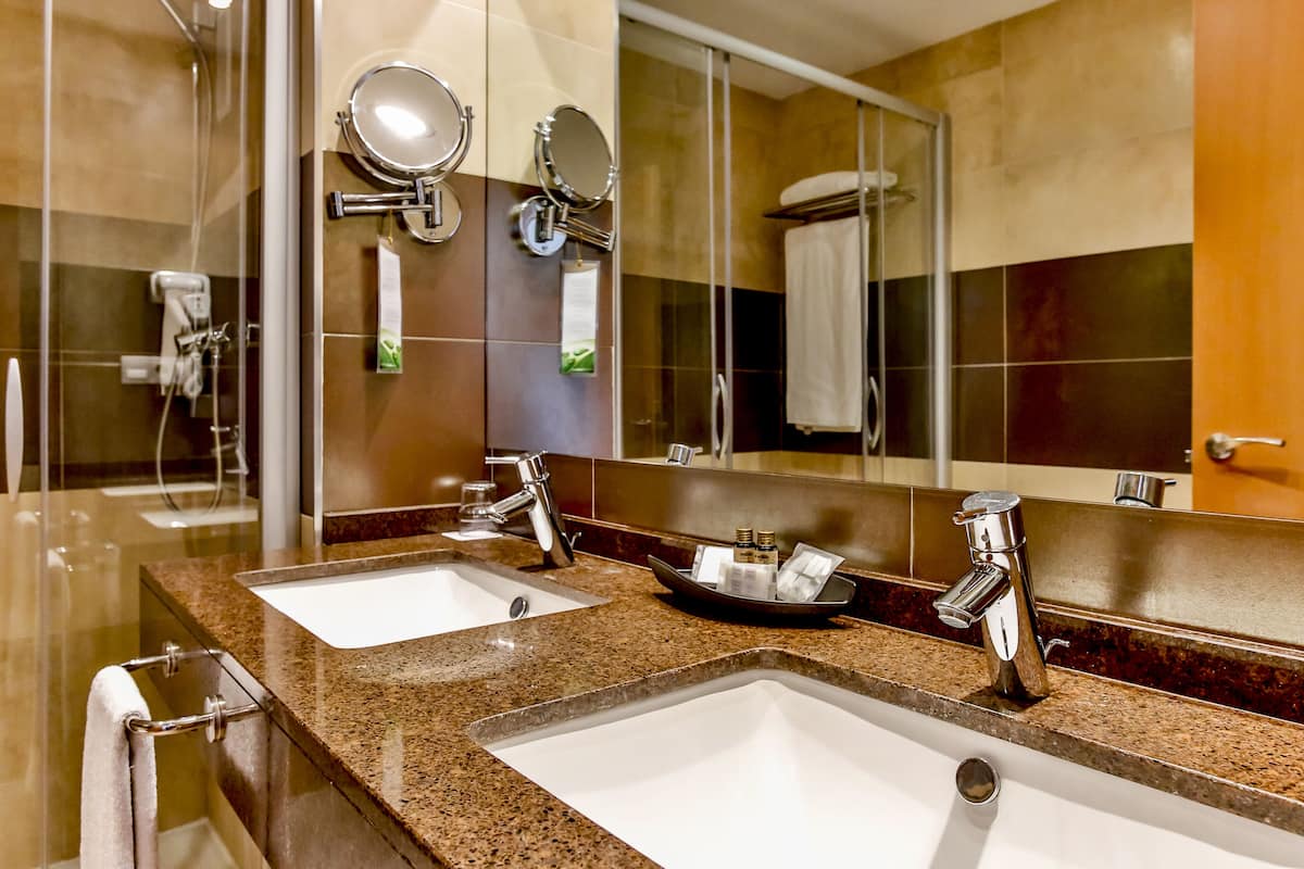 deep-soaking bathtub, free toiletries, hair dryer, towels