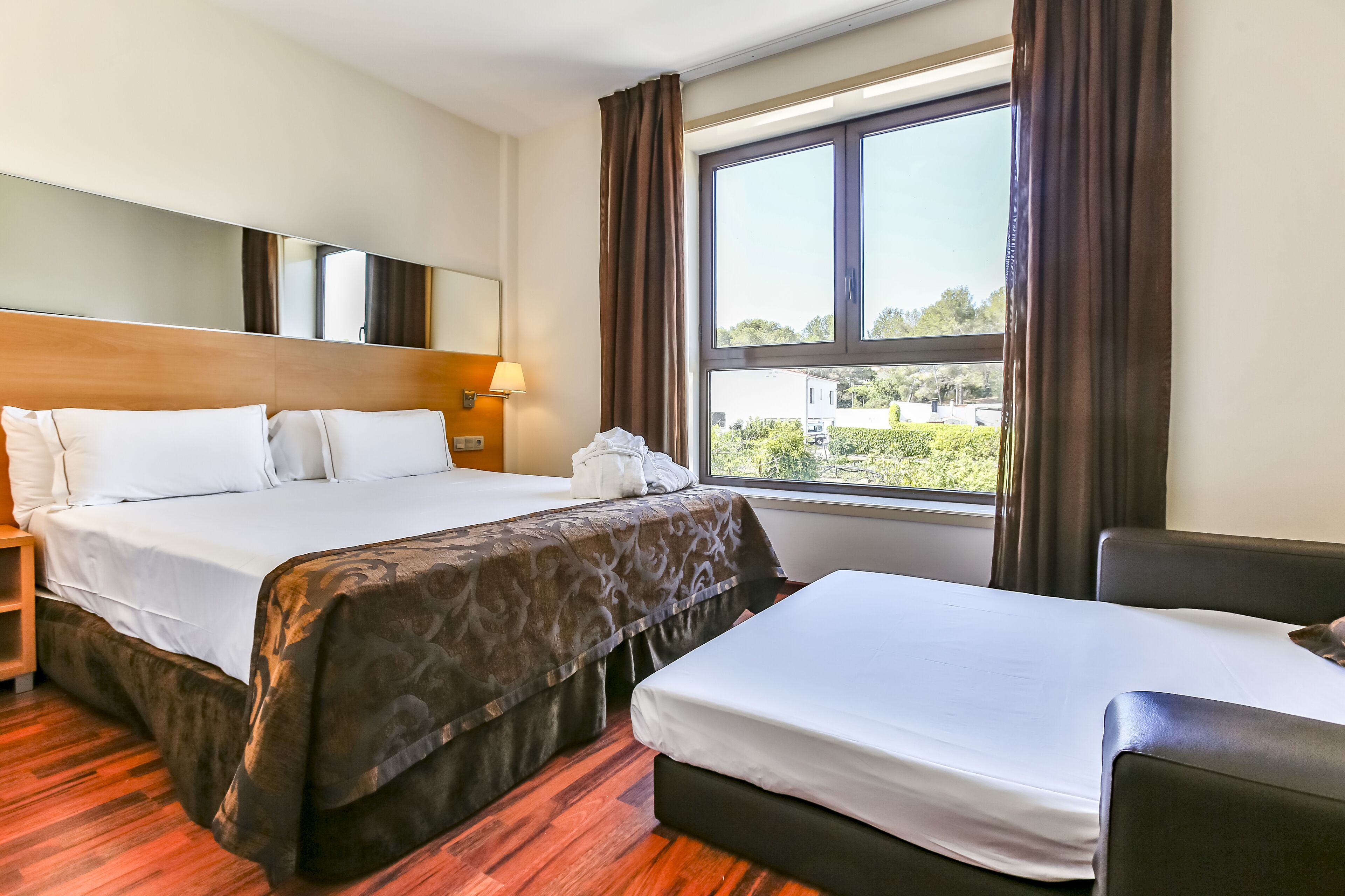 premium bedding, free minibar, in-room safe, desk