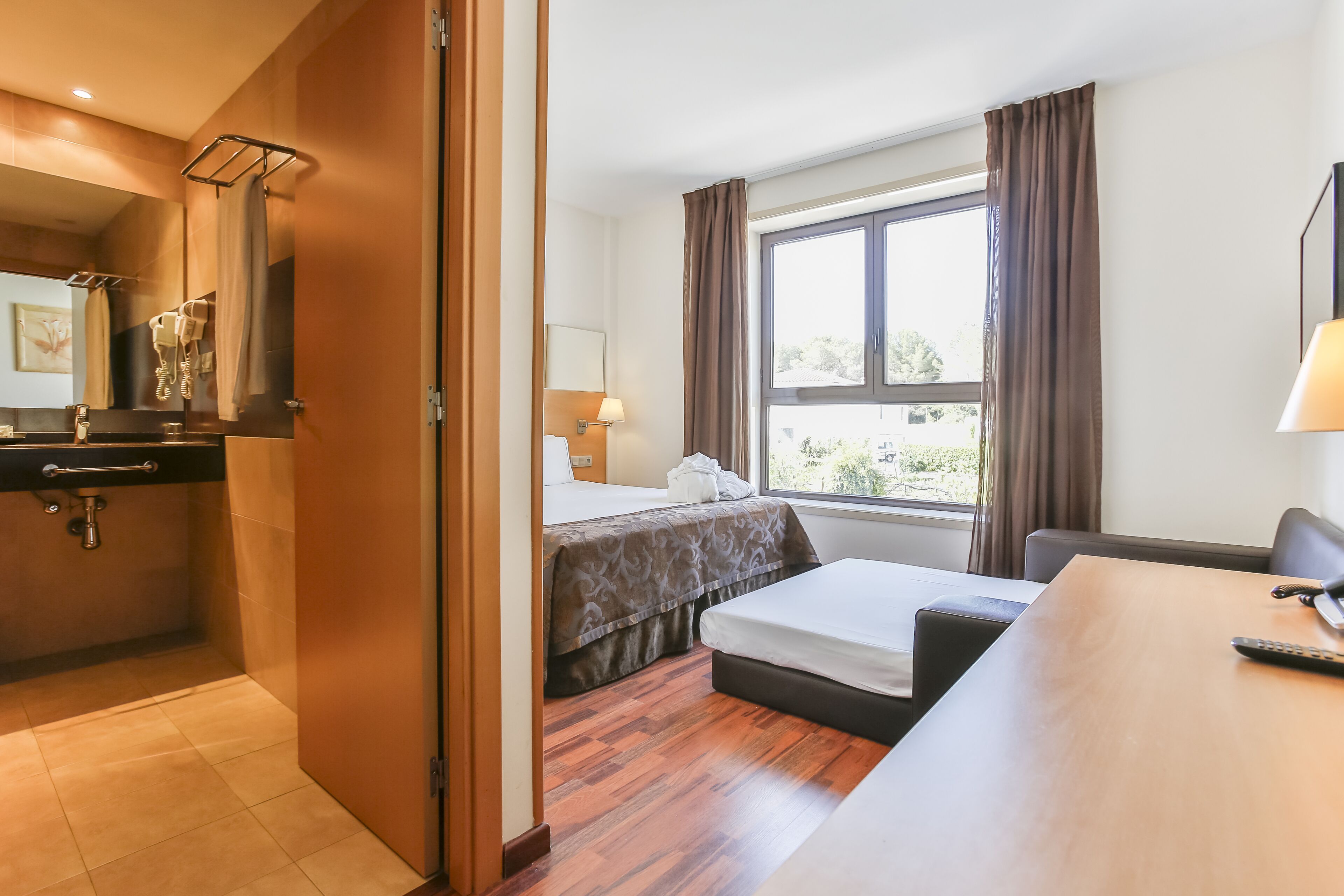 premium bedding, free minibar, in-room safe, desk