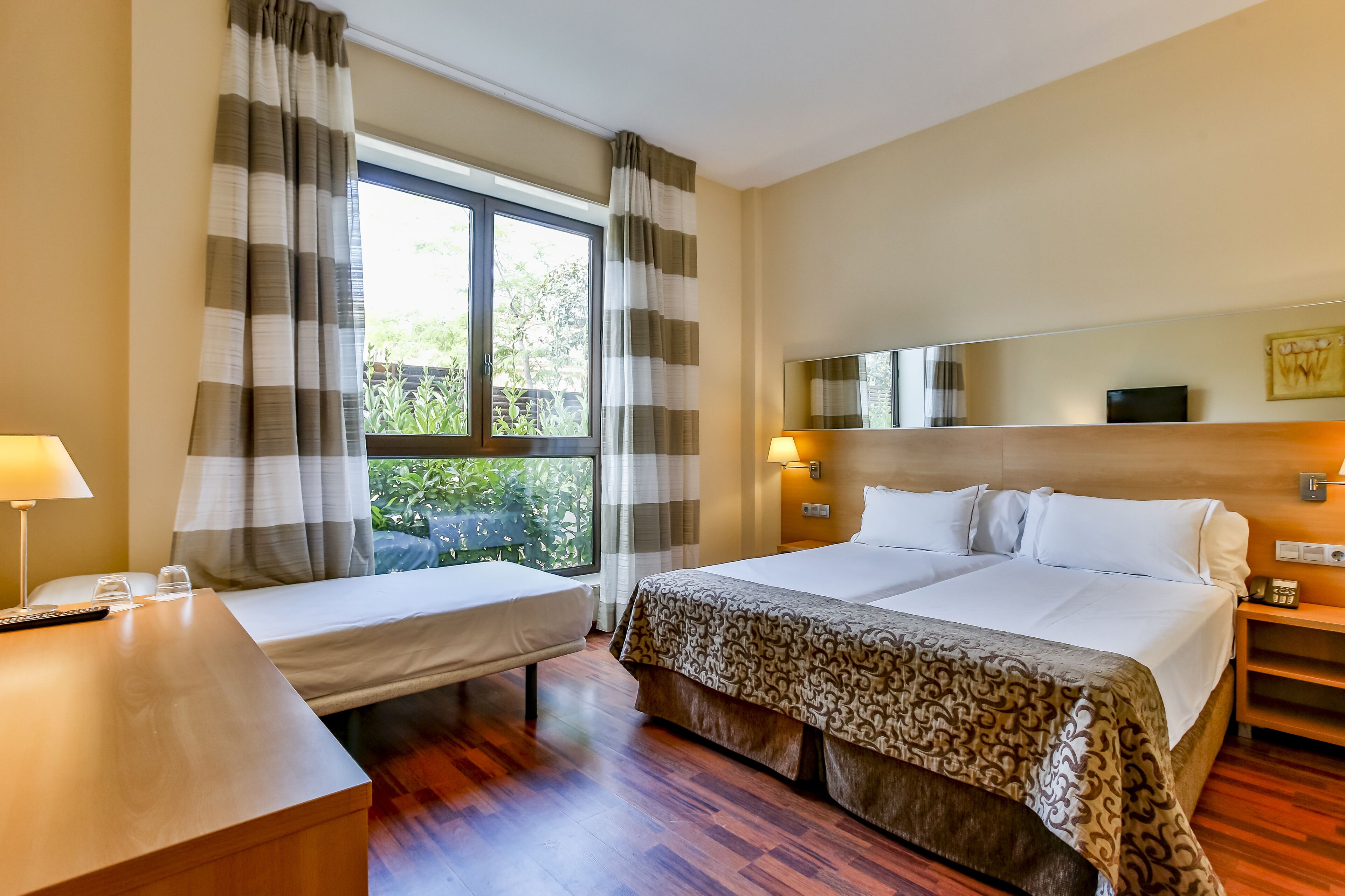 habitación twin con cama extra | premium bedding, free minibar, in-room safe, desk