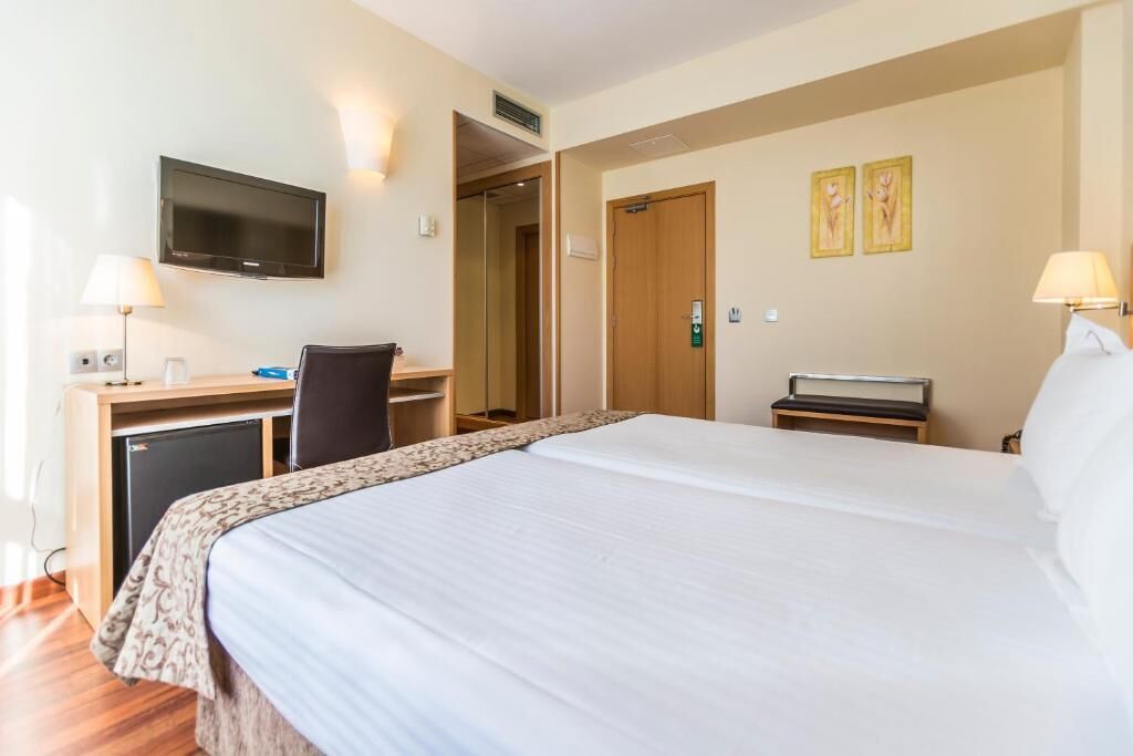 standard double or twin room | premium bedding, free minibar, in-room safe, desk