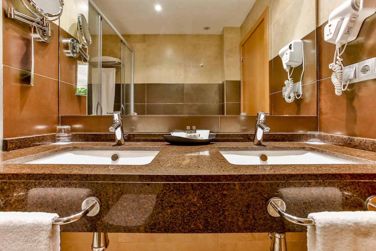 deep-soaking bathtub, free toiletries, hair dryer, towels