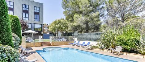 Piscina externa, funciona das 9h às 21h, espreguiçadeiras