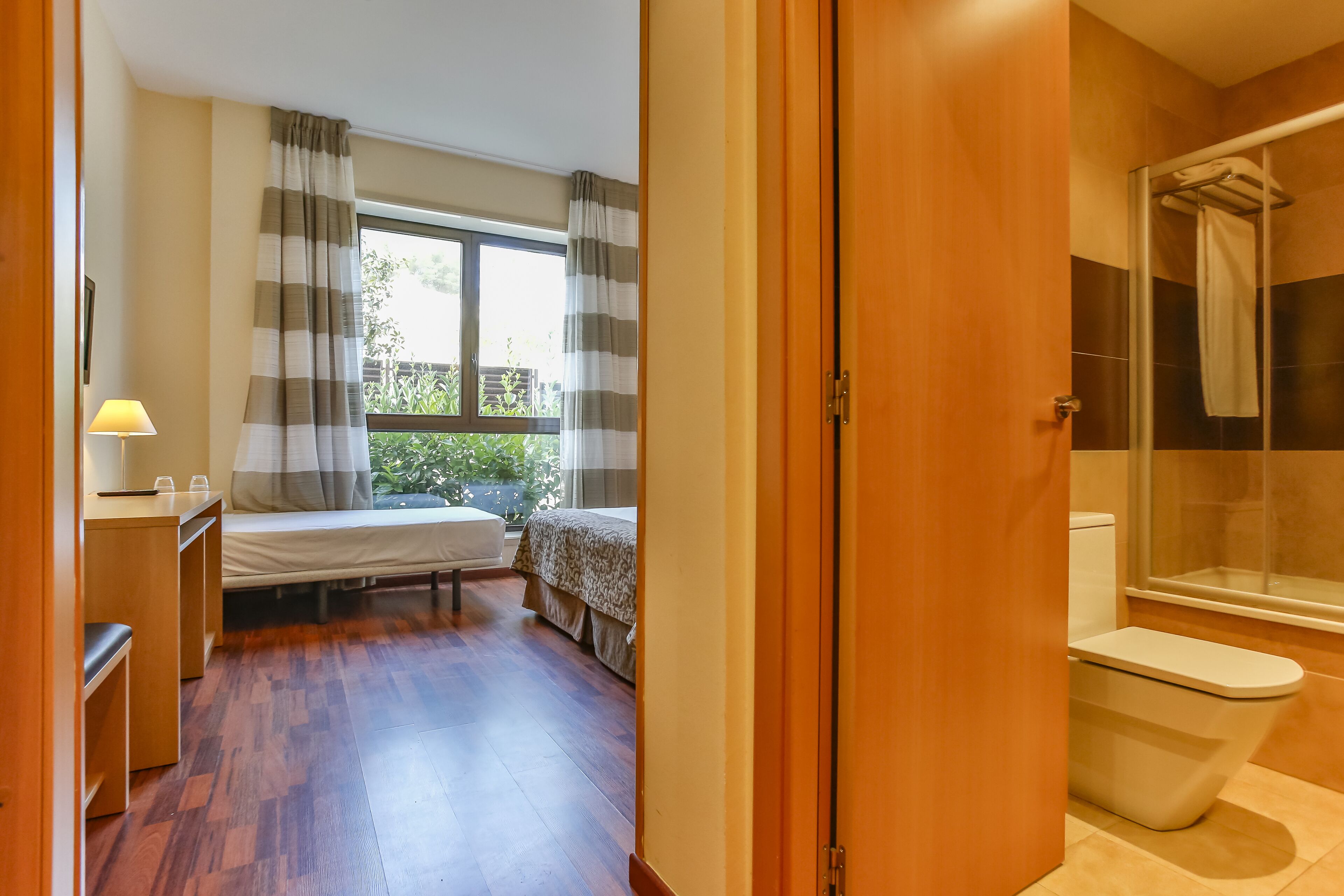 habitación twin con cama extra | premium bedding, free minibar, in-room safe, desk
