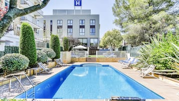 Outdoor pool, sun loungers