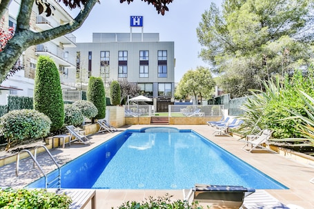Outdoor pool, open 9:00 AM to 9:00 PM, sun loungers