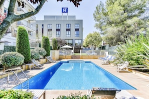 Una piscina al aire libre (de 09:00 a 21:00), tumbonas