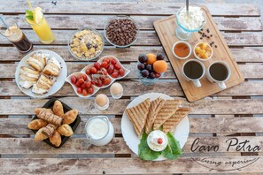 Petit déjeuner complet (20 EUR par personne)