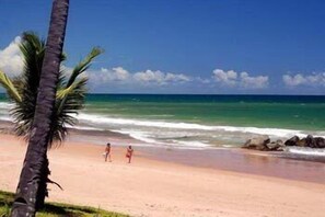 Pantai persendirian berhampiran, pasir putih 