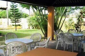 Outdoor dining - Villa Flamboyan (Lauro de Freitas)