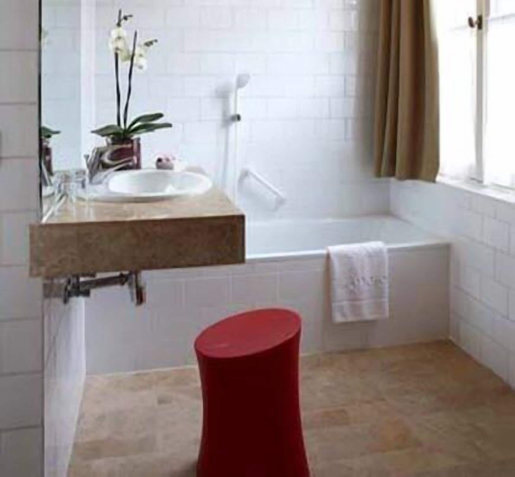 combined shower/bathtub, free toiletries, hair dryer, towels