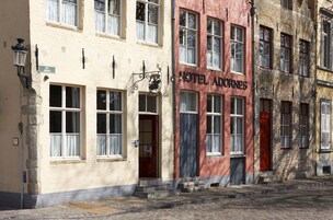 Uma fileira de edifícios com uma placa para Hotel Adornes.