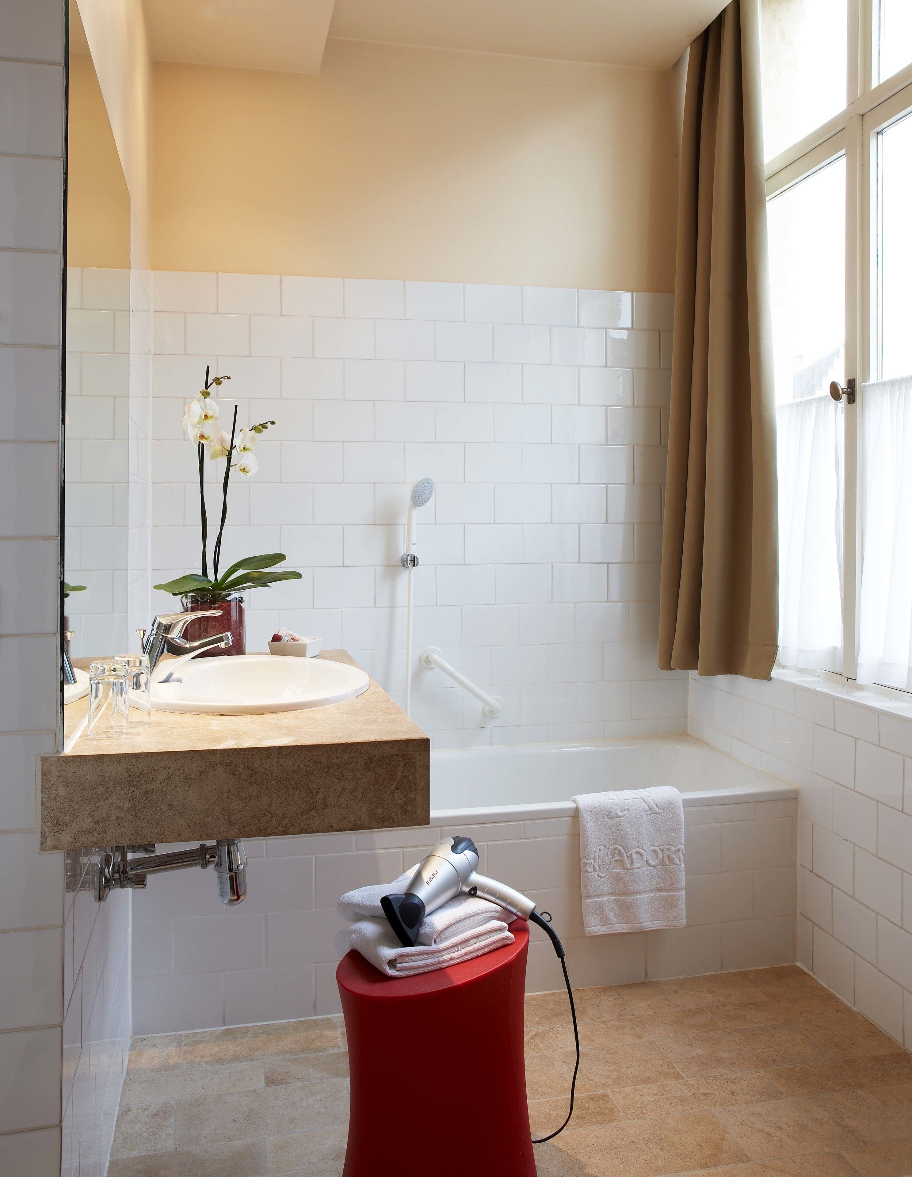 combined shower/bathtub, free toiletries, hair dryer, towels