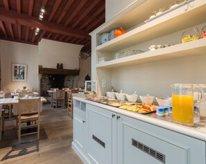 Petit déjeuner buffet (17 EUR par personne)