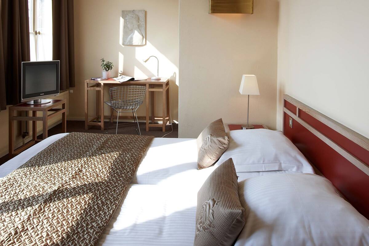 Standard Double or Twin Room | In-room safe, desk, laptop workspace, blackout curtains