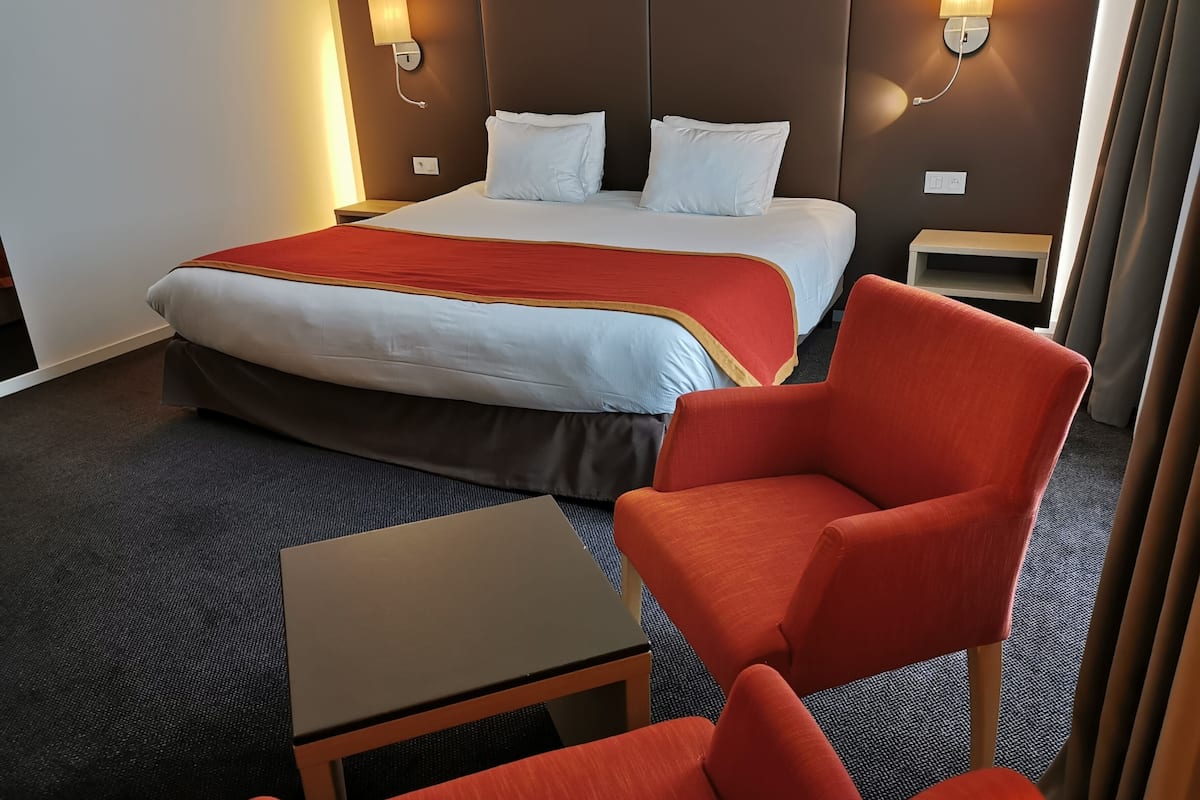 triple room | premium bedding, minibar, in-room safe, desk