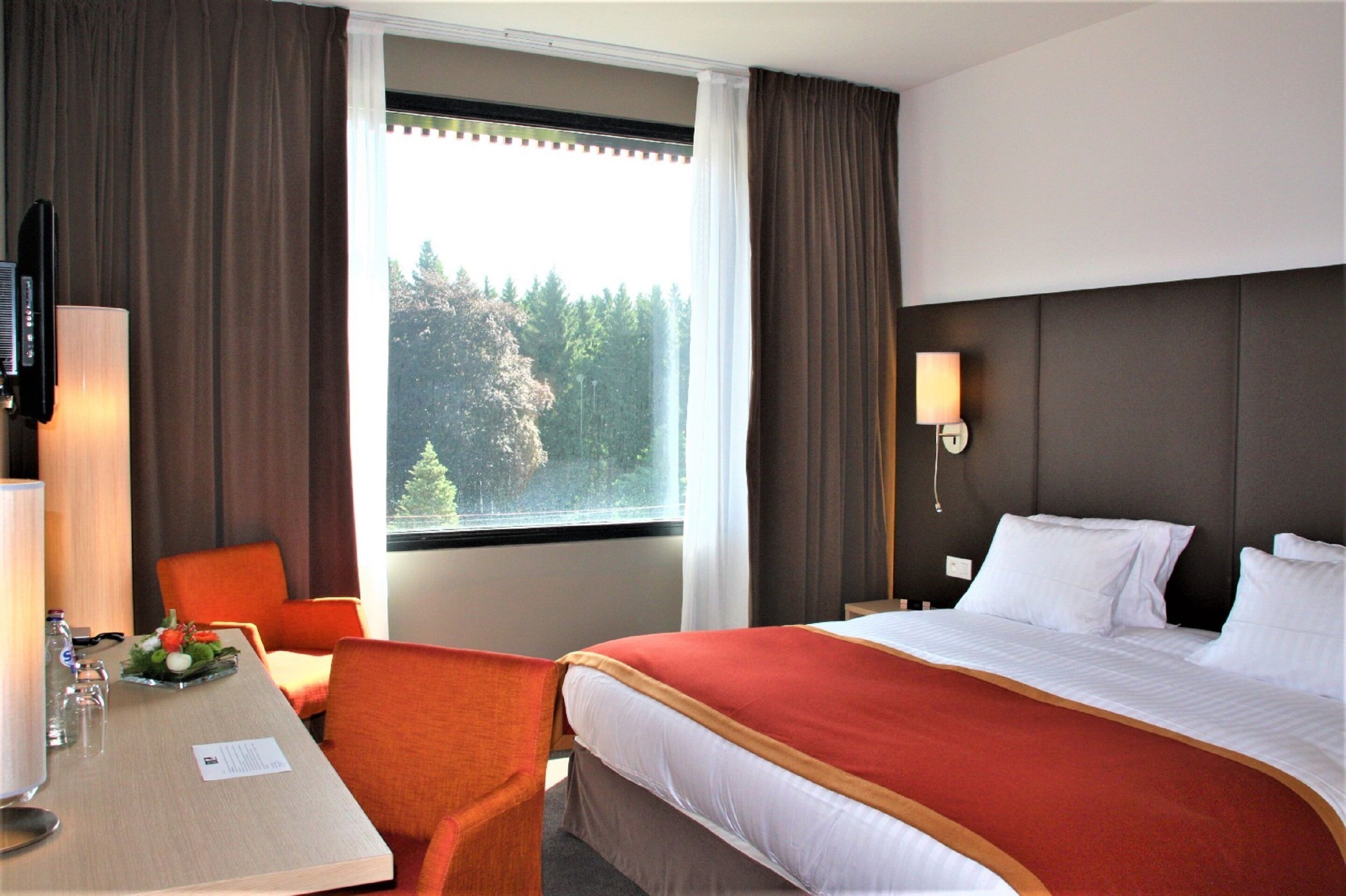 suite | premium bedding, minibar, in-room safe, desk