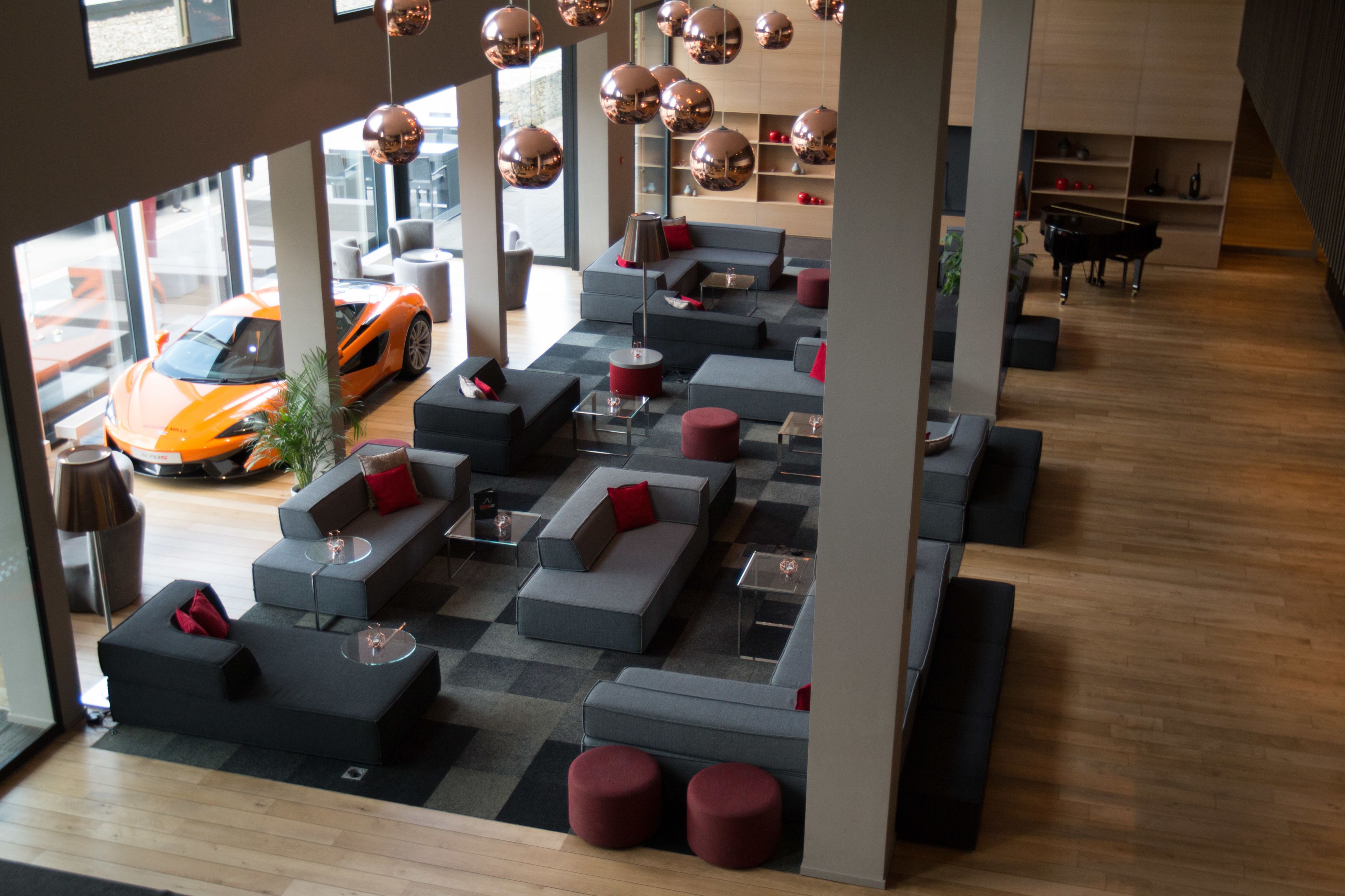 Un espace de détente moderne, doté de canapés, de poufs et d’un magnifique piano à queue.