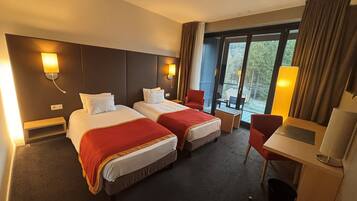 Habitación con 2 camas individuales, balcón | Ropa de cama de alta calidad, minibar, caja fuerte y escritorio