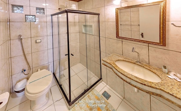 Panoramic Condo, 3 Bedrooms, Lake View | Bathroom | Shower, rainfall showerhead, towels