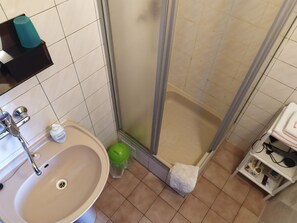 Kahden hengen huone | Kylpyhuone | Suihku, ilmaiset hygieniatuotteet, hiustenkuivaaja, pyyhkeet