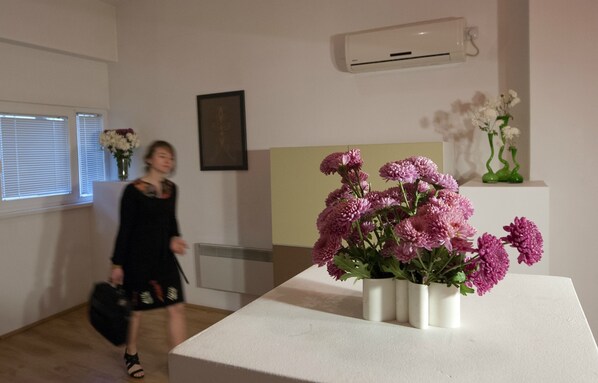 Chambre Double | 1 chambre, surmatelas, bureau, fer et planche à repasser