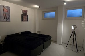 Chambre Simple | 1 chambre, surmatelas, bureau, fer et planche à repasser