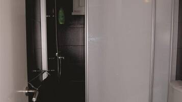 Single Room | Bathroom | Shower, free toiletries, hair dryer, towels