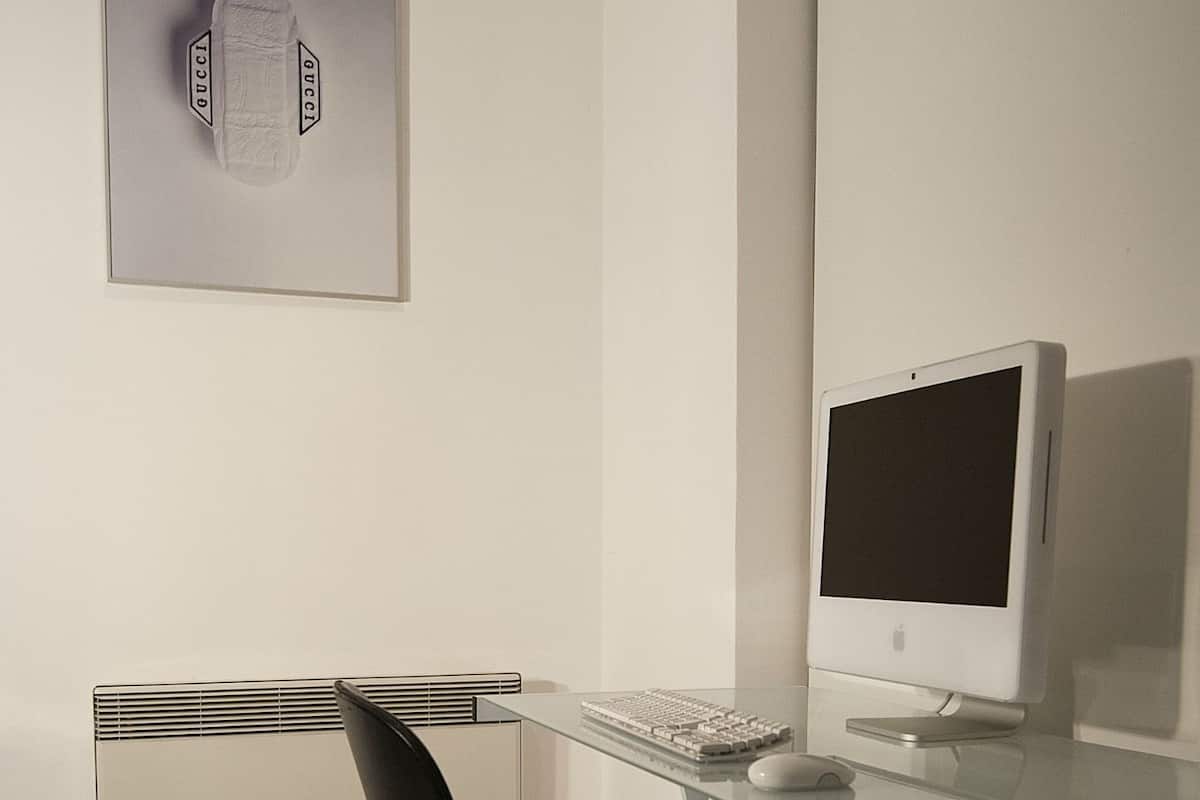 Eenpersoonskamer | 1 slaapkamer, pillowtop-bedden, een bureau, een strijkplank/strijkijzer