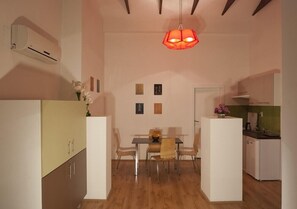 Chambre Double | Cuisine privée | Réfrigérateur, micro-ondes, cafetière/bouilloire