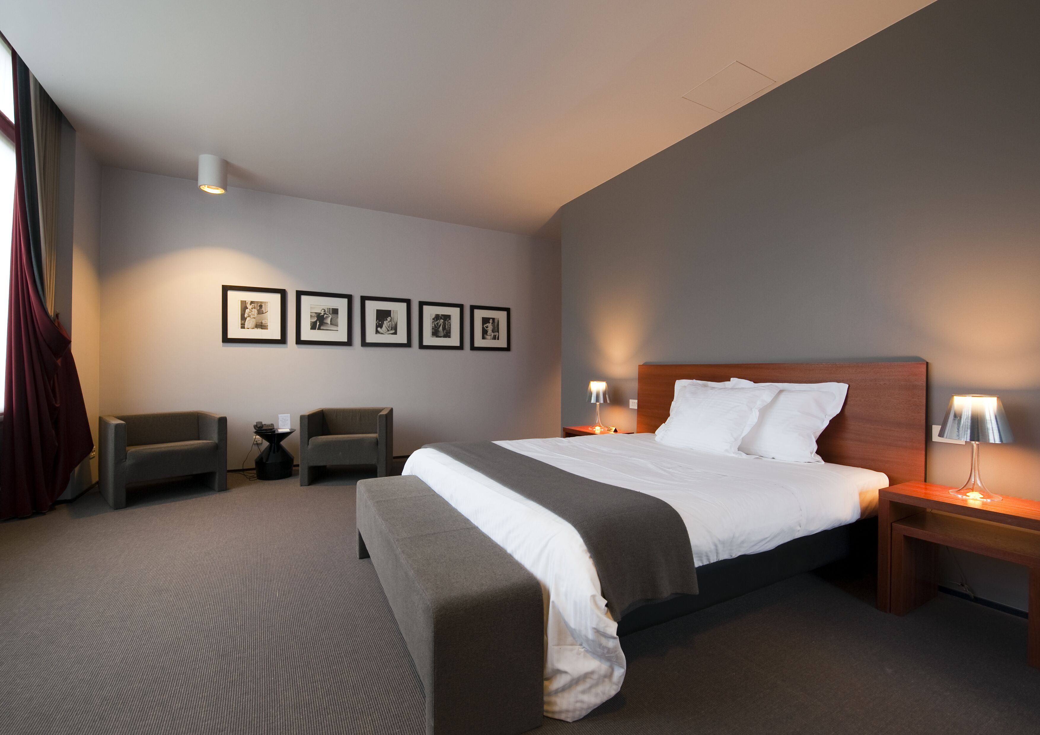 Deluxe tweepersoonskamer, voor 1 persoon | Een minibar, een kluis op de kamer, een bureau, geluiddichte muren