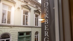 Fachada de edificio con un cartel que dice 'Hotel & Dine'.
